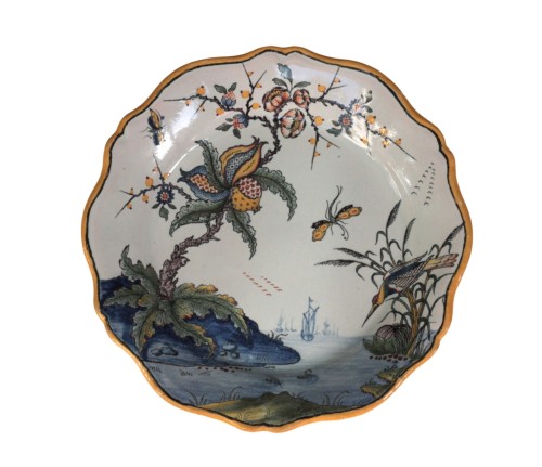 Assiette en faïence de Rouen à décor d'un grenadier et de voiliers vers 1740-50