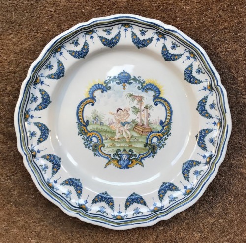 XVIIIe siècle - Assiette mythologique Moustiers vers 1745-1750