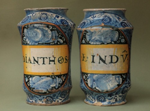 Porcelain & Faience  - Pair of albarelli from Deruta or Castel-Durante