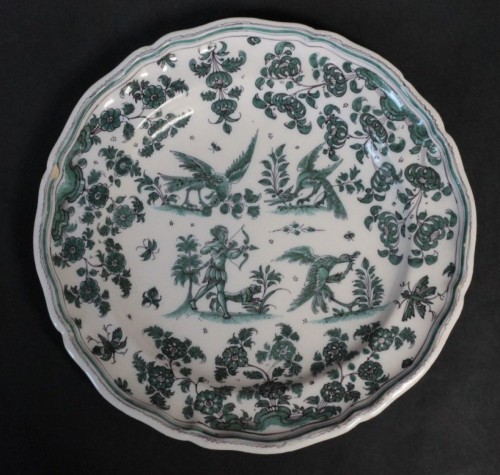 Assiette en faïence de Moustiers "grotesques verts" - Céramiques, Porcelaines Style 
