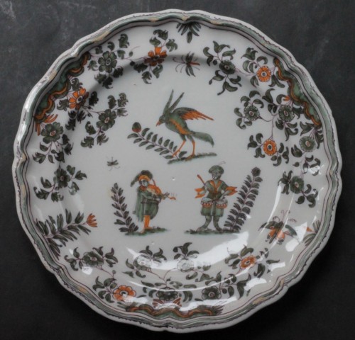 Assiette en faïence de Moustiers grostesques - Céramiques, Porcelaines Style 