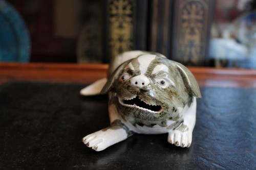 Statuette de Carlin - Porcelaine de Chine, époque Jiaqing (1796-1820) - JM Béalu & Fils