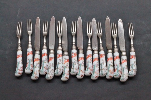 Couteaux et fourchettes à manche en porcelaine de Meissen du XVIIIe siècle.