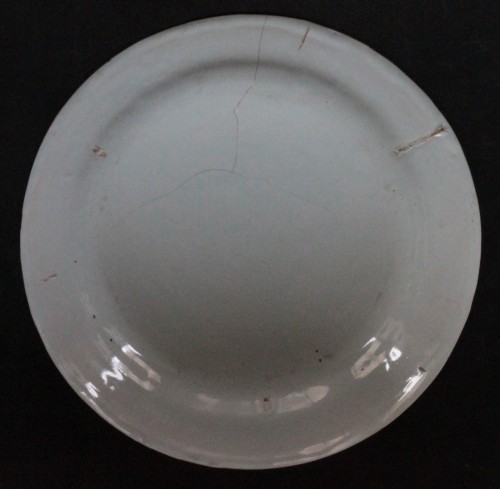 Les Islettes earthenware plate &quot;à la corbeille fleurie&quot; after Dupré, 19th c - Porcelain & Faience Style Empire