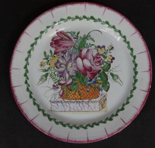 Céramiques, Porcelaines  - Assiette en faïence Les Islettes "à la corbeille fleurie" d'après Dupré, XIXe siècle.