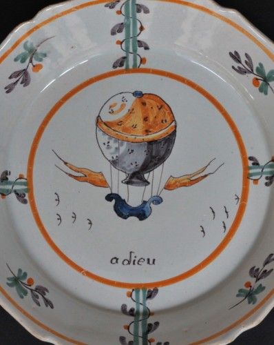 Assiette au ballon en faïence de Nevers "Adieu" - Céramiques, Porcelaines Style 