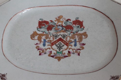Grand Plat Armoiries en porcelaine de Chine - Époque Qianlong (1736-1795) - JM Béalu & Fils