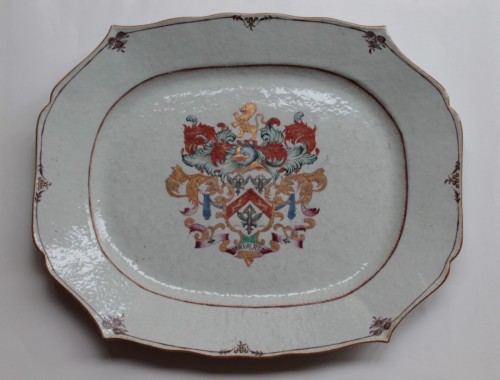 XVIIIe siècle - Grand Plat Armoiries en porcelaine de Chine - Époque Qianlong (1736-1795)