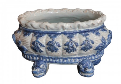 Nevers faience, small basin or oval jardinière, late 17th century