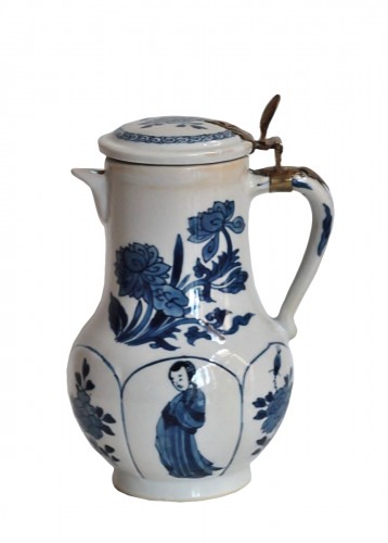 Chinese porcelain coffee pot with blue and white Kangxi period(1662-1722)