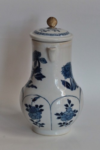 Verseuse en porcelaine de Chine en camaïeu bleu - Époque Kangxi (1662-1722) - Céramiques, Porcelaines Style 