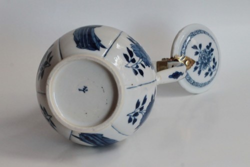 Céramiques, Porcelaines  - Verseuse en porcelaine de Chine en camaïeu bleu - Époque Kangxi (1662-1722)