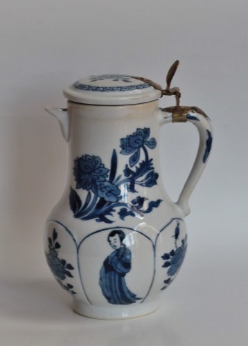 18th century - Chinese porcelain coffee pot with blue and white Kangxi period(1662-1722)