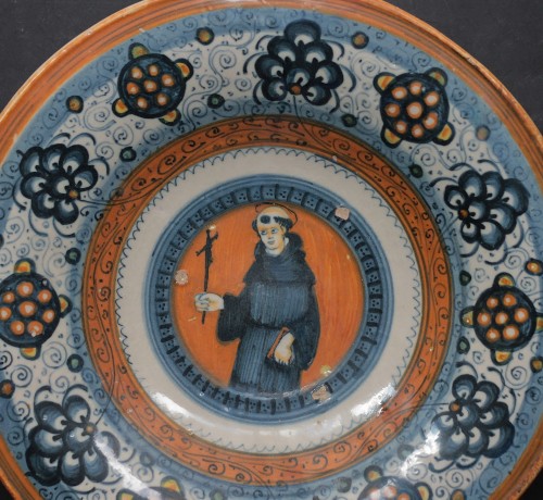 Montelupo Majolica piatto with a clergyman holding a crucifix. Circa 1520. - 