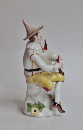 Statuette d'Arlequin à la cornemuse, porcelaine de Meissen vers 1740 - JM Béalu & Fils