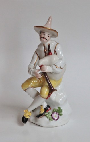 XVIIIe siècle - Statuette d'Arlequin à la cornemuse, porcelaine de Meissen vers 1740