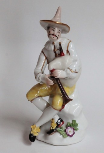 Antiquités - Statuette d'Arlequin à la cornemuse, porcelaine de Meissen vers 1740