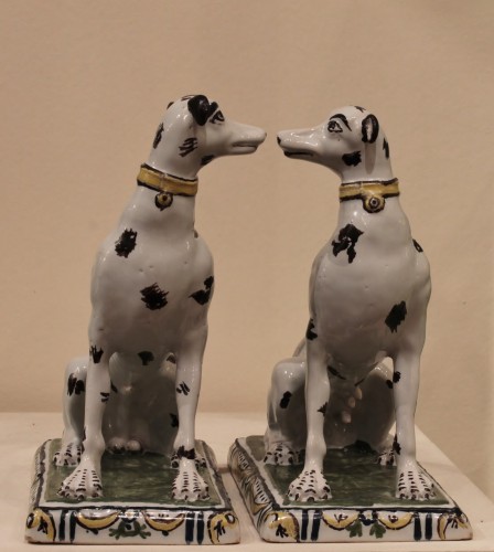 Paire de chiens en faïence de Bruxelles - Céramiques, Porcelaines Style Louis XV