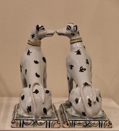 Paire de chiens en faïence de Bruxelles - Louis XV