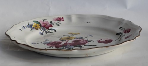 Céramiques, Porcelaines  - Strasbourg, assiette à décor de trois roses, période de Joseph Hannong, vers 1770.