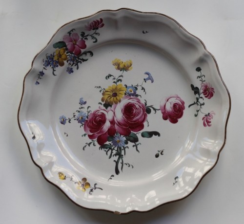 Strasbourg, plate with three roses, period of Joseph Hannong, circa 1770. - 