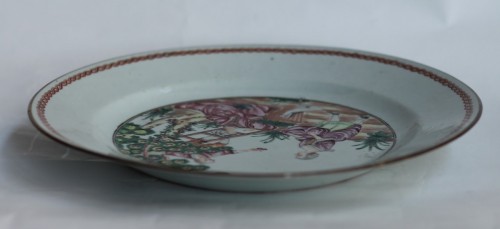 Céramiques, Porcelaines  - Assiette en porcelaine de Chine "La cueillette des cerises", 18e siècle.