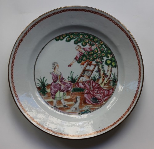 Assiette en porcelaine de Chine "La cueillette des cerises", 18e siècle. - JM Béalu & Fils
