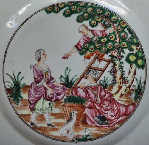 XVIIIe siècle - Assiette en porcelaine de Chine "La cueillette des cerises", 18e siècle.
