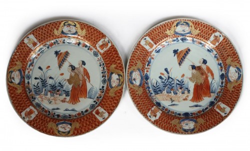 Chine, paire d'assiettes "Dame au parasol", XVIIIe siècle