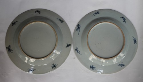 Chine, paire d'assiettes "Dame au parasol", XVIIIe siècle - Céramiques, Porcelaines Style 