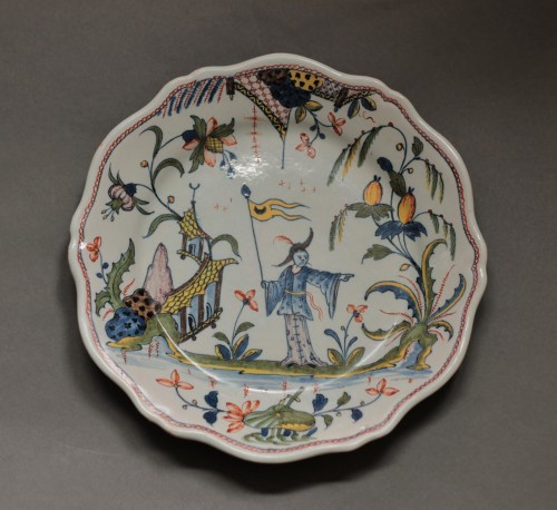 Rouen, plate with a chinese and a flag, vers 1750 - Porcelain & Faience Style Louis XV