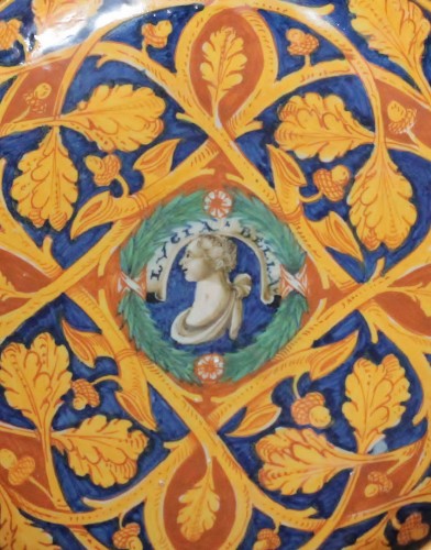 Céramiques, Porcelaines  - Grande coupe en majolique de Castel-Durante ou Urbino, vers 1535-45