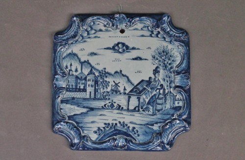 Square Tile Picture in Delftware, PVB mark Circa 1740-1750. - Porcelain & Faience Style Louis XV