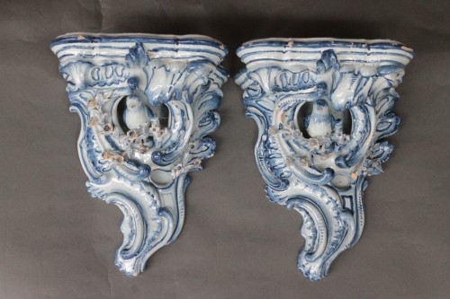 Pair of Delftware sconces decorated in blue, 18th century - Porcelain & Faience Style Louis XV