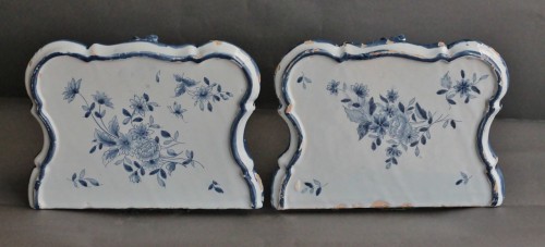18th century - Pair of Delftware sconces decorated in blue, 18th century