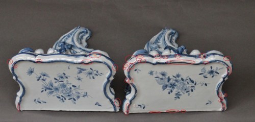 Antiquités - Pair of Delftware sconces decorated in blue, 18th century