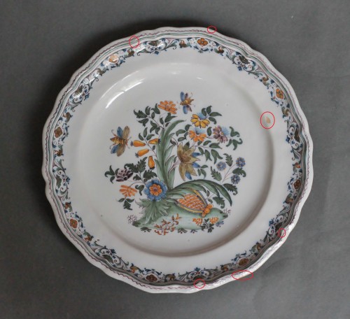 18th century - Moustiers plate with pomegranate decoration, 18th century.