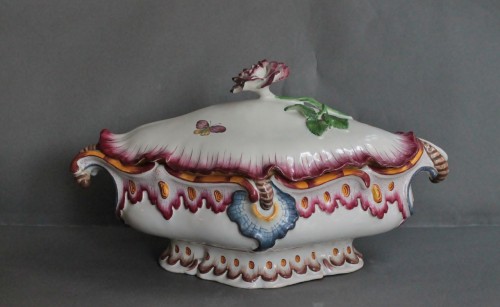 Terrine &quot;en baroc&quot; in Strasbourg faience, Paul Hannong, 18th century. - Porcelain & Faience Style Louis XV