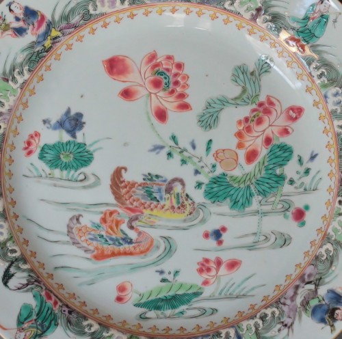 Assiette en porcelaine de Chine à decor aux canards mandarins. XVIIIe siècle. - Céramiques, Porcelaines Style Louis XV