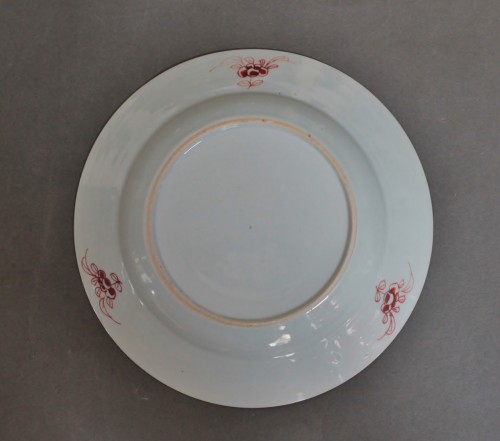 Céramiques, Porcelaines  - Assiette en porcelaine de Chine à decor aux canards mandarins. XVIIIe siècle.