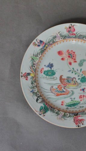 Assiette en porcelaine de Chine à decor aux canards mandarins. XVIIIe siècle. - JM Béalu & Fils