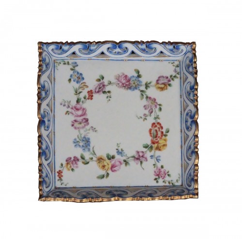 Plateau carré en porcelaine tendre de Sèvres, marqué G pour 1760, XVIIIe siècle.