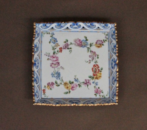 Sevres porcelain suare tray, letter date G for 1760. 18th century - Porcelain & Faience Style Louis XV