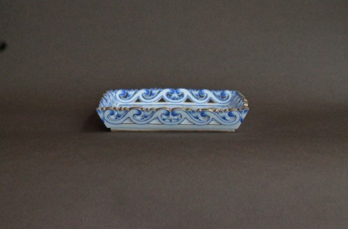 XVIIIe siècle - Plateau carré en porcelaine tendre de Sèvres, marqué G pour 1760, XVIIIe siècle.