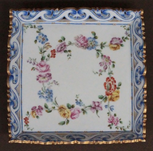 Louis XV - Plateau carré en porcelaine tendre de Sèvres, marqué G pour 1760, XVIIIe siècle.