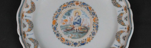 Assiette en faïence de Moustiers Apollon et le serpent Python. XVIIIe siècle. - Céramiques, Porcelaines Style Louis XV