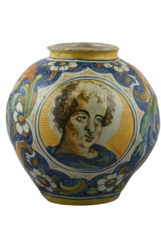 Vase boule en majolique de Venise, atelier de Maestro Domenico, vers 1560-70.