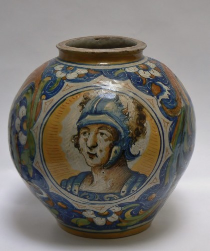 Céramiques, Porcelaines  - Vase boule en majolique de Venise, atelier de Maestro Domenico, vers 1560-70.