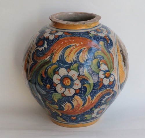 <= 16th century - Vase boule en majolique de Venise, atelier de Maestro Domenico, vers 1560-70.