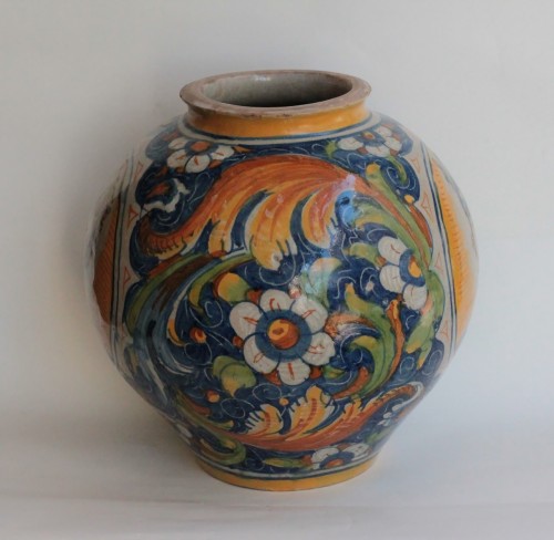 Vase boule en majolique de Venise, atelier de Maestro Domenico, vers 1560-70. - Renaissance